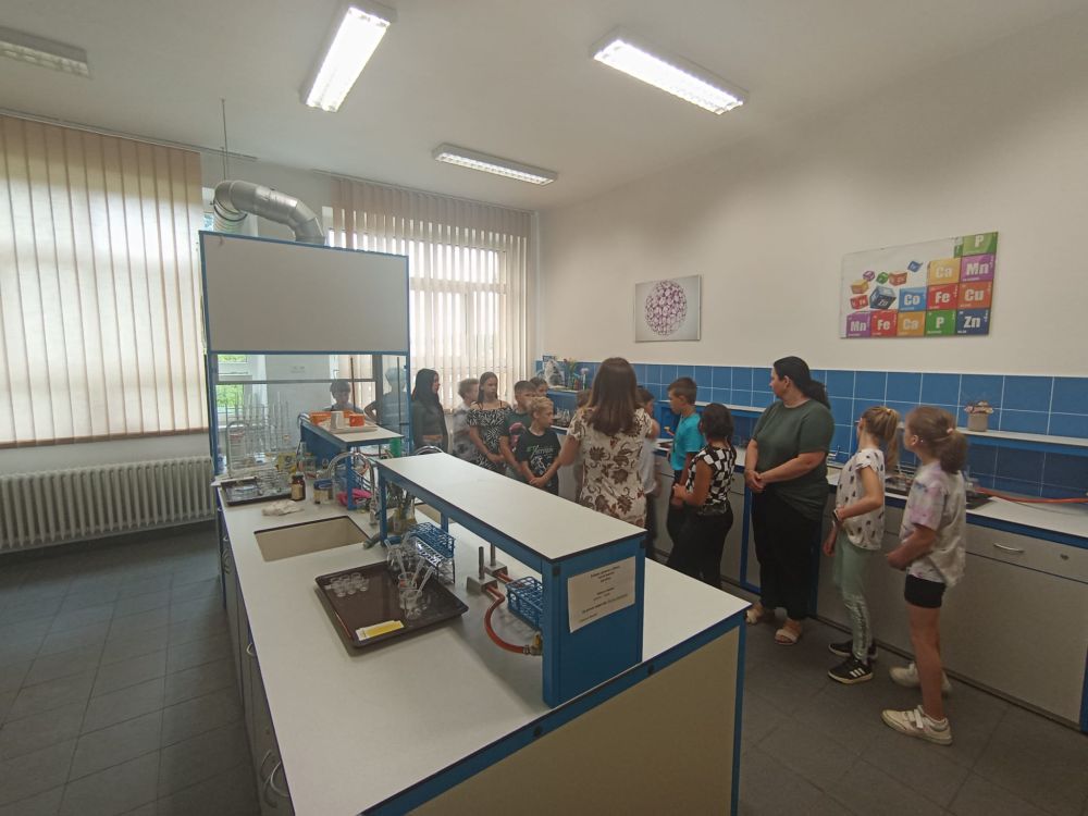 Čtvrťáci a páťačky na 3. ZŠ - barevná chemie